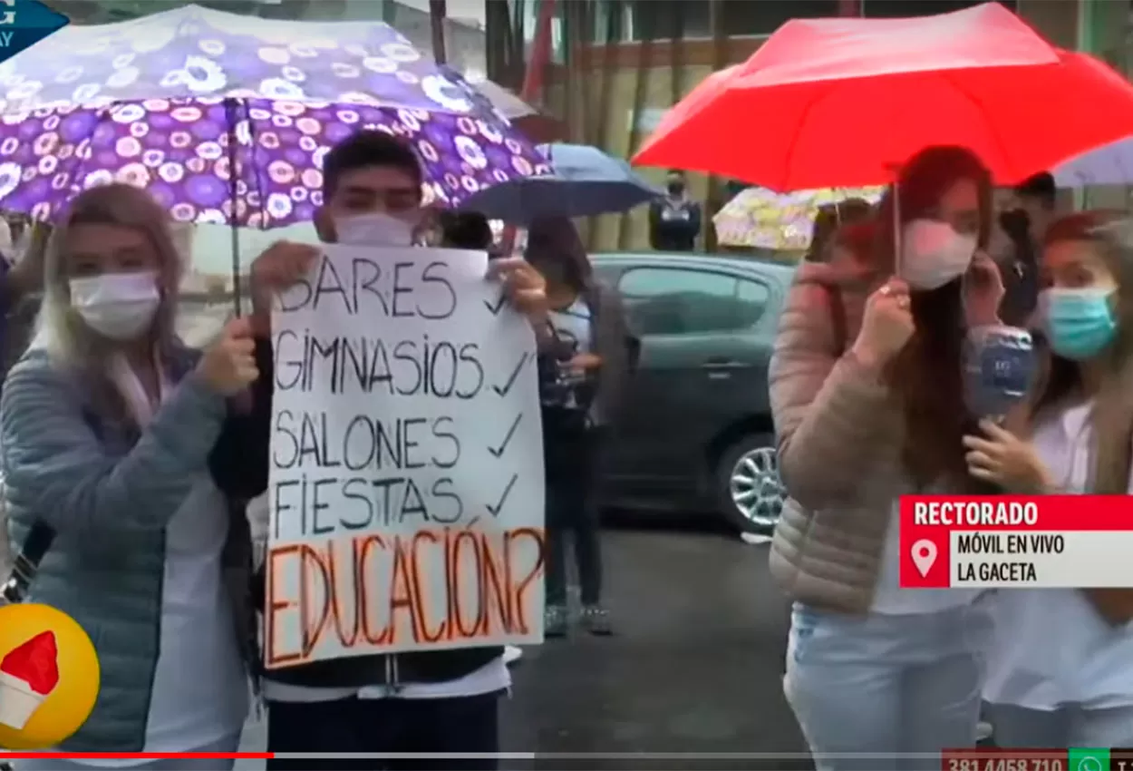 Estudiantes de Odontología protestaron frente al Rectorado de la UNT
