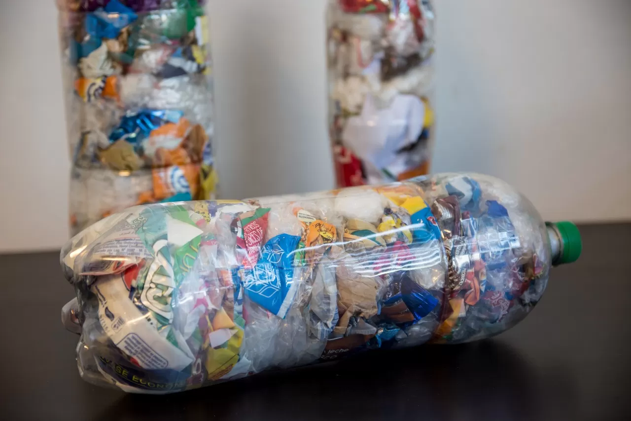 En Yerba Buena alientan la creación de ecoladrillos