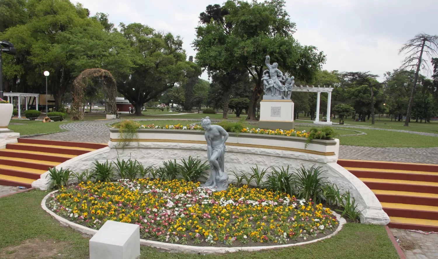 Invitan a participar de caminatas guiadas por el parque 9 de Julio para conocer su patrimonio