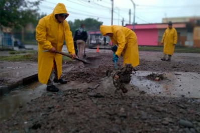 Personal municipal apura la limpieza de desagües pluviales