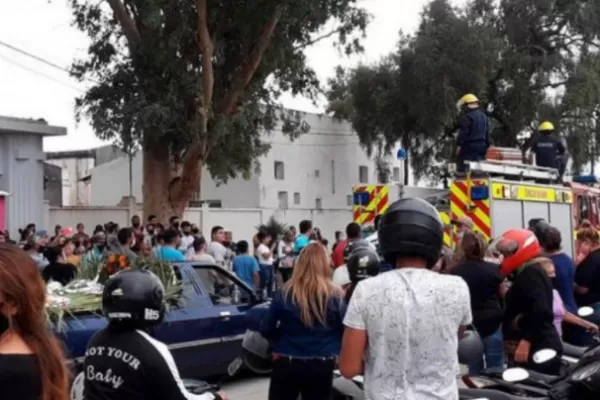 Arriba de una autobomba y en un mar de lágrimas: el video del último adiós a Abigail Jiménez