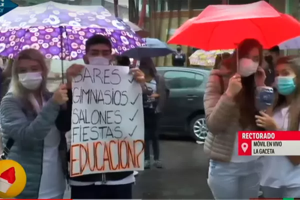 Estudiantes de Odontología protestaron frente al Rectorado de la UNT