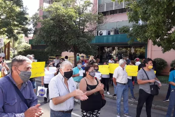 Presentaron 10.000 firmas contra el aumento del servicio eléctrico, en Tucumán