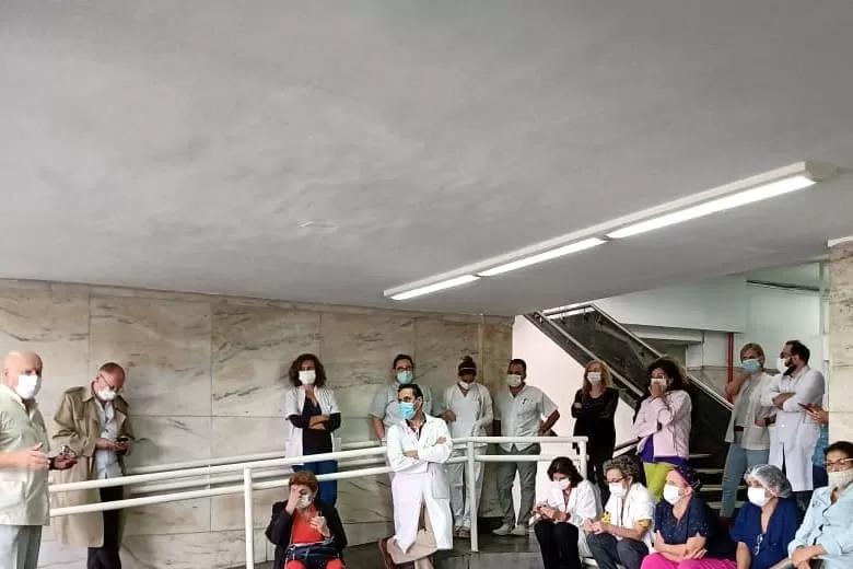 ASAMBLEA EN EL HOSPITAL DE NIÑOS. Referentes de Sitas dialogan con los trabajadores. Foto: Facebook Sitas