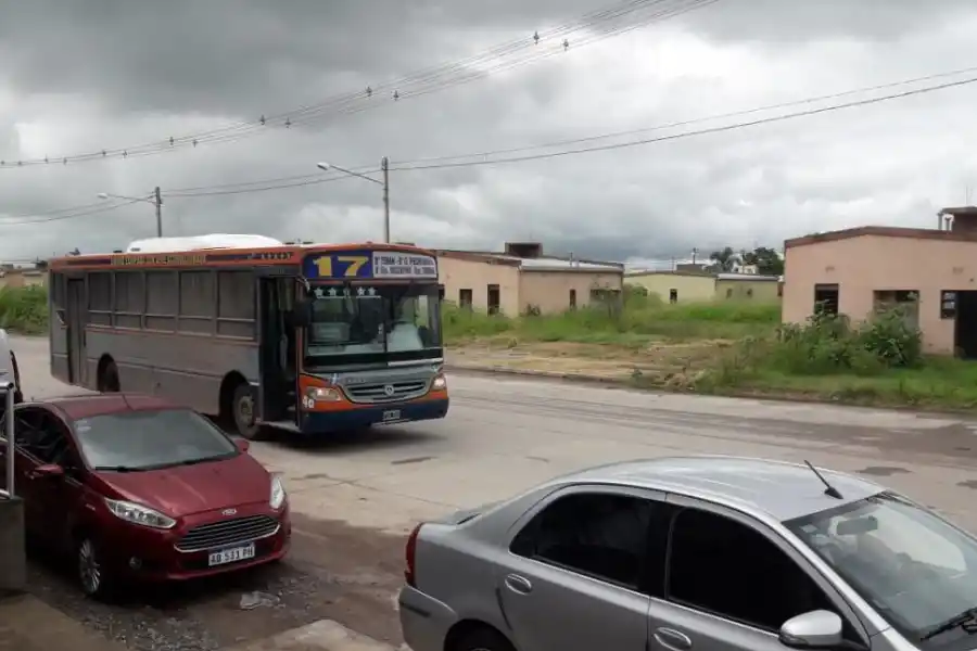 ROBOS. Un taxista le informa a la Policía sobre el asalto que acababa de sufrir en la entrada a barrio San Miguel.  