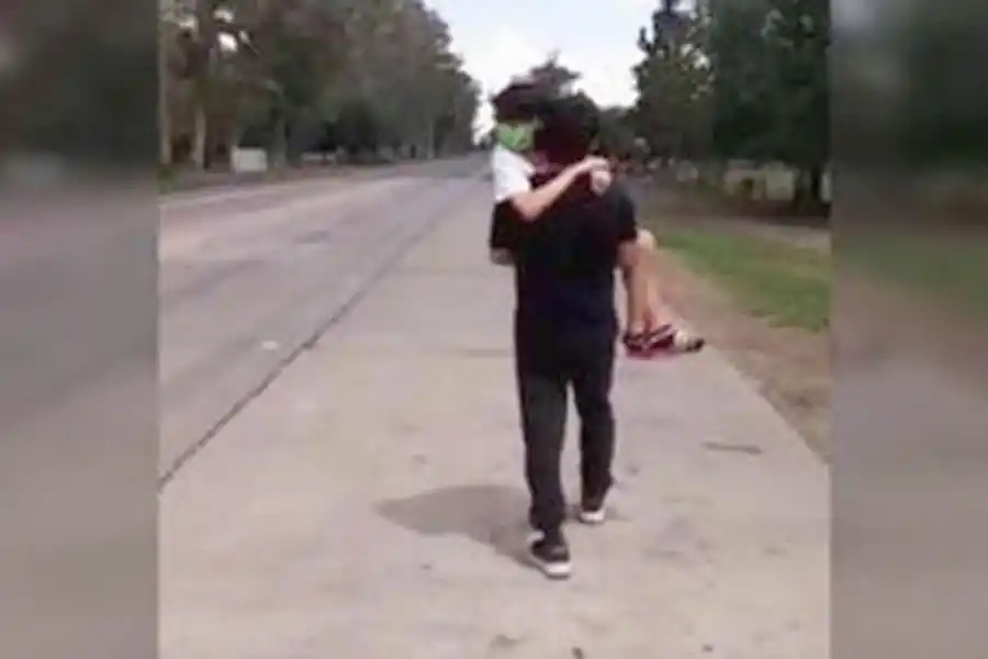 Arriba de una autobomba y en un mar de lágrimas: el video del último adiós a Abigail Jiménez