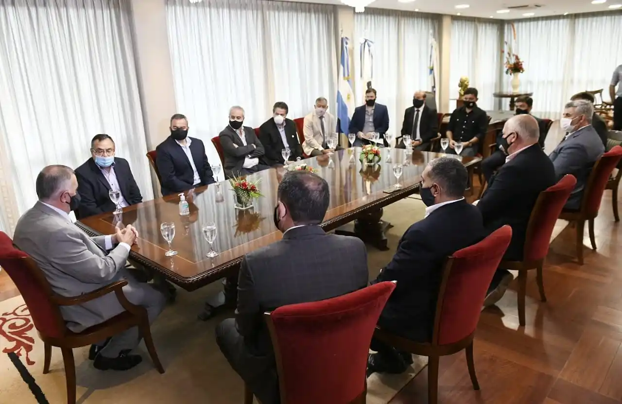 MESA EXTENDIDA. Del encuentro también participaron legisladores oficialistas y opositores. Foto: Prensa HLT