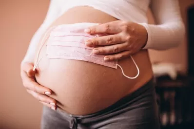 Un estudio a embarazadas con coronavirus confirmó que no hubo transmisión al feto