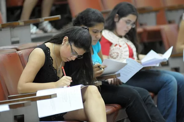 Denuncia de Adiunt contra el examen de Medicina