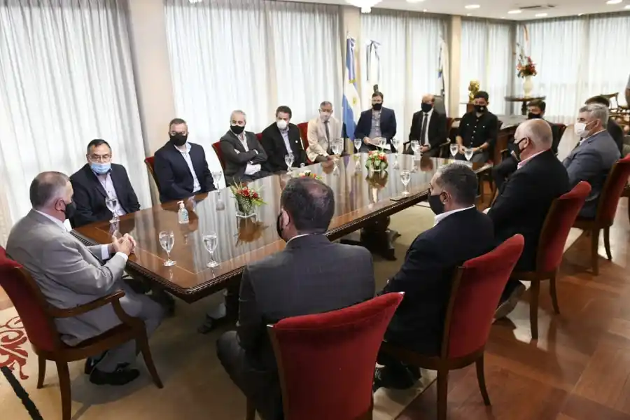 MESA EXTENDIDA. Del encuentro también participaron legisladores oficialistas y opositores. Foto: Prensa HLT