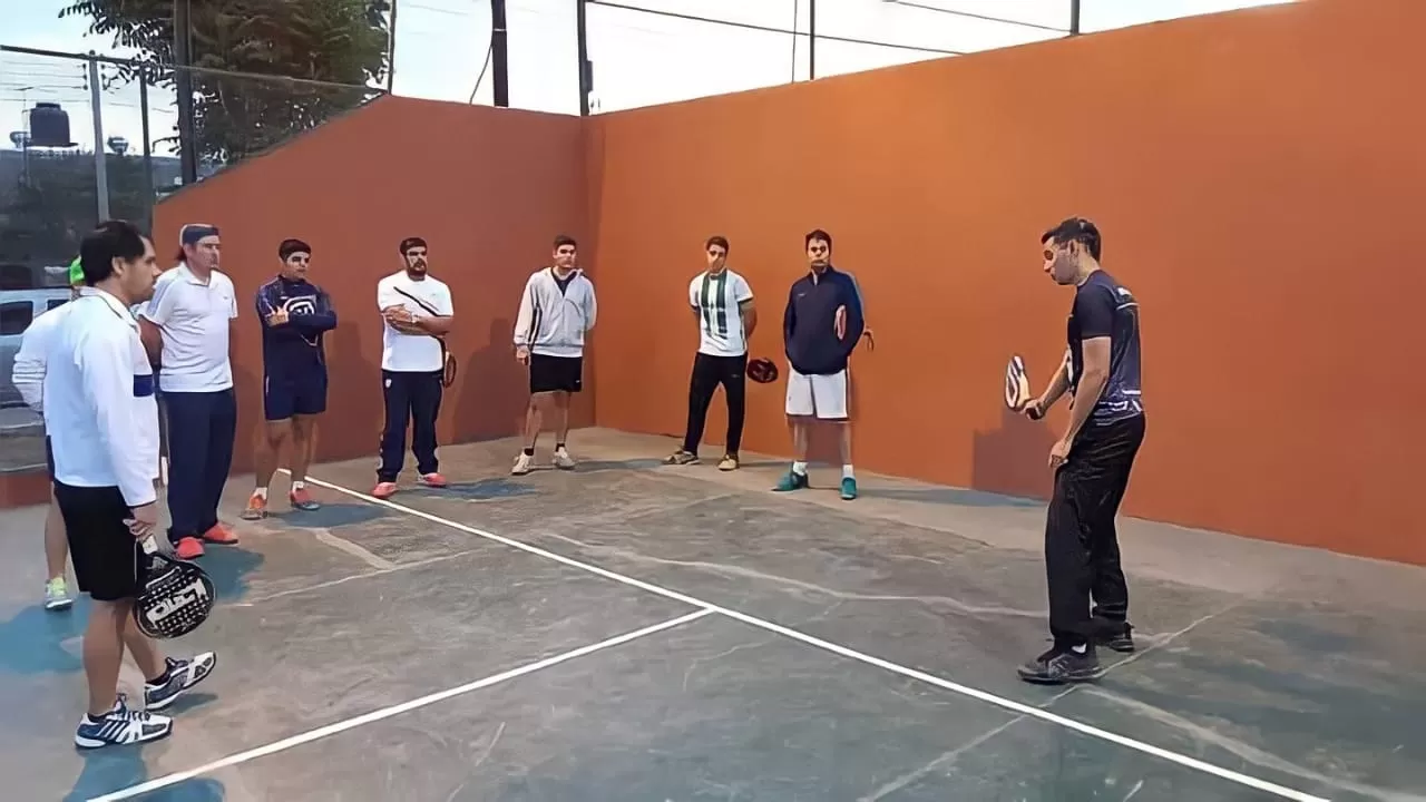 VUELVE. El padel es moda nuevamente desde que se habilitó el deporte.