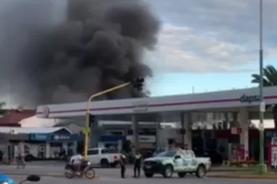 Alarma por un incendio a pocos metros de una estación de servicio
