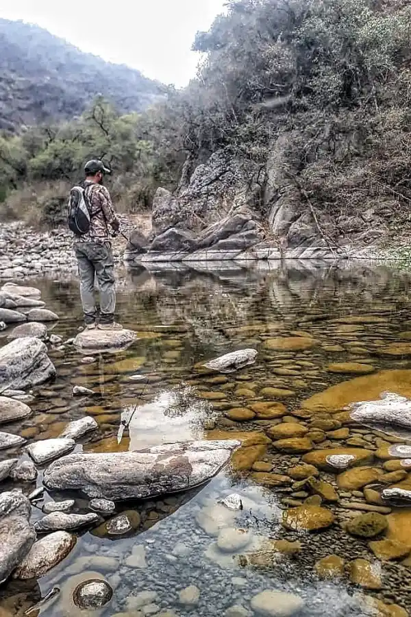 ENCANTO. La pesca en aguas cristalinas es una de los encantos que ofrece el lugar.