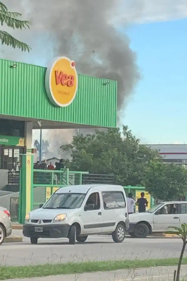 Alarma por un incendio a pocos metros de una estación de servicio