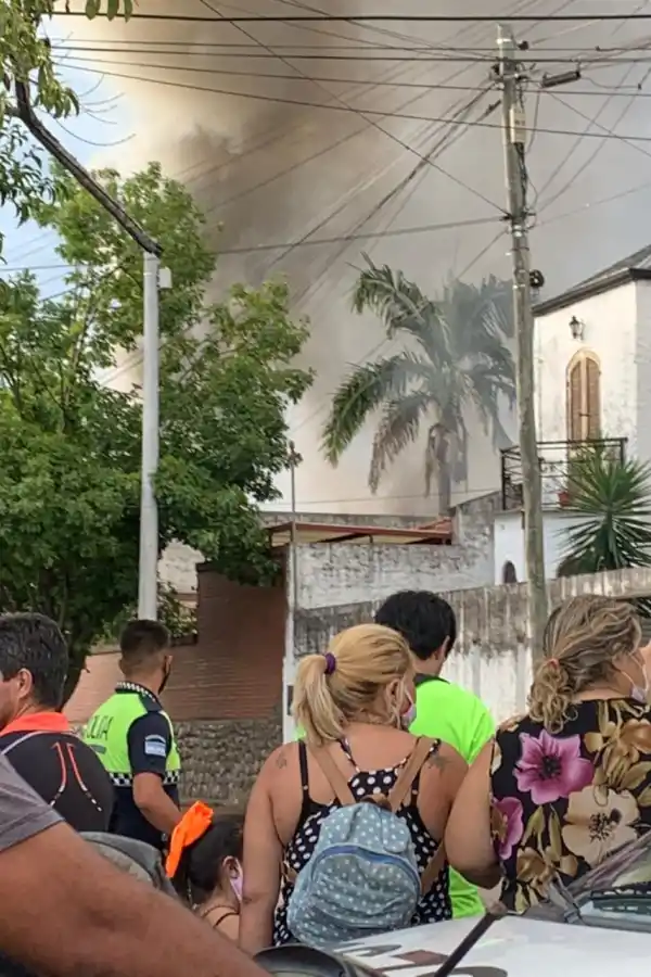 Alarma por un incendio a pocos metros de una estación de servicio