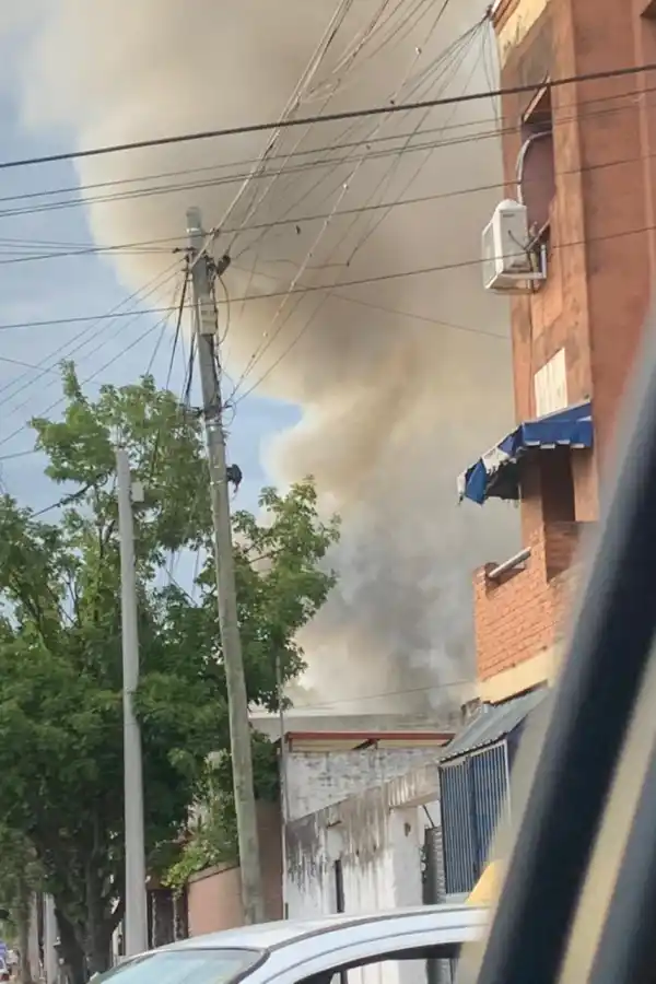 Alarma por un incendio a pocos metros de una estación de servicio