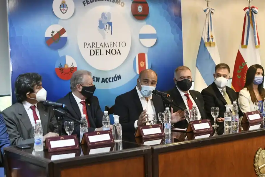 AUTORIDADES. Los vicegobernadores del NOA, junto a Manzur. Foto: Comunicación Pública