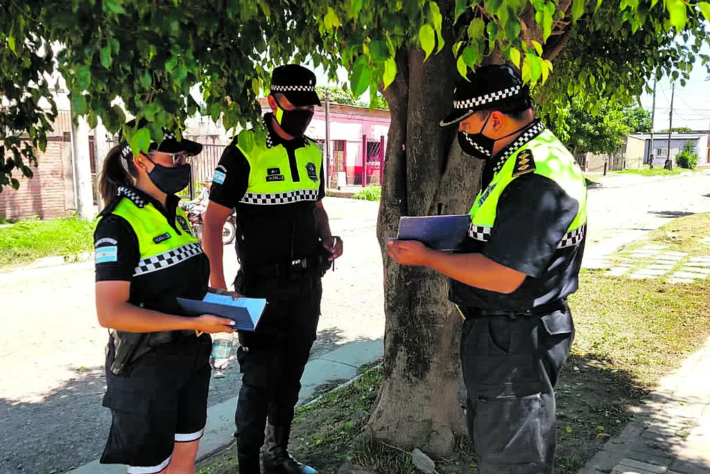 EN PLENO TRABAJO. Un jefe policial le da instrucciones a los agentes para que atiendan la cuadrícula a las que fueron designados. 