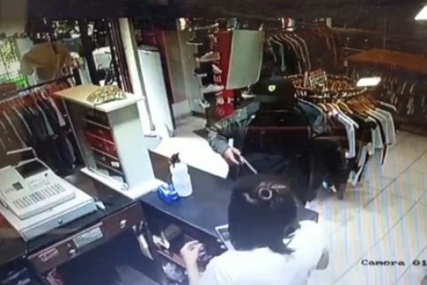 Violento robo en un local de ropa de barrio Sur