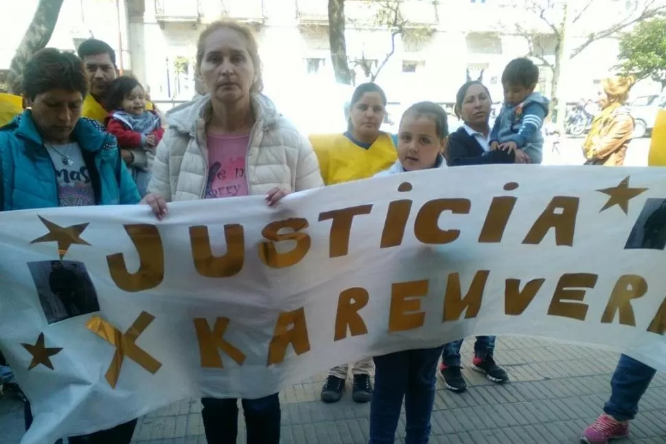SEPTIEMBRE DE 2017. La familia de Karen reclama justicia frente a Tribunales. ARCHIVO LA GACETA