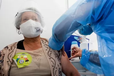 Chile recibió nuevas vacunas que serán destinadas para trabajadores de la educación