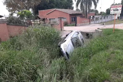 Perdió el control de su auto y terminó en un canal de desagüe
