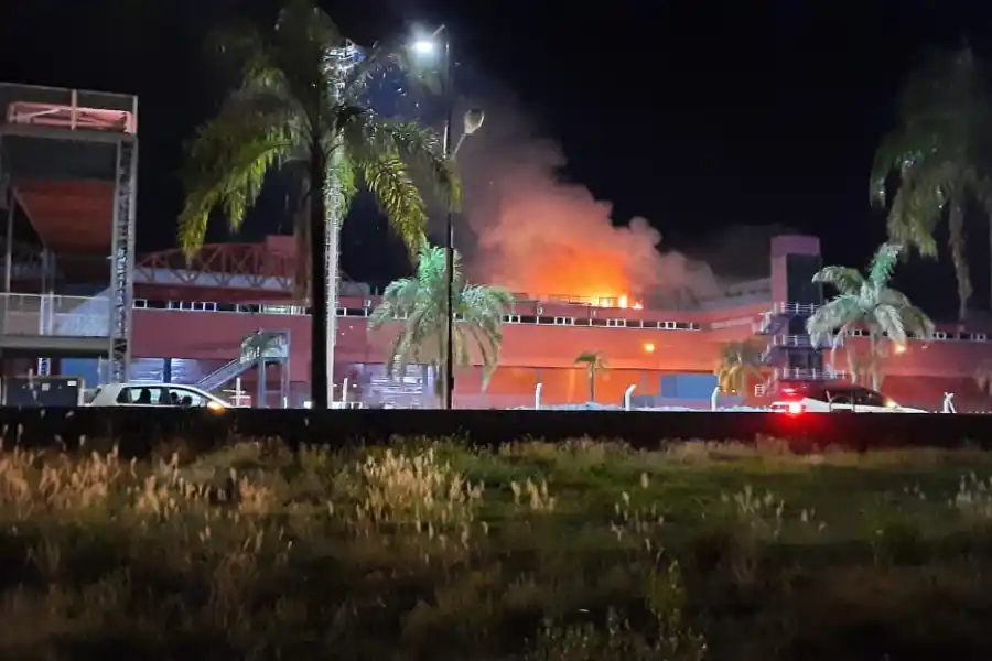 Las impactantes imágenes que dejó el fuego en el autódromo de Termas