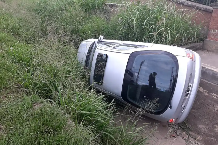 Perdió el control de su auto y terminó en un canal de desagüe