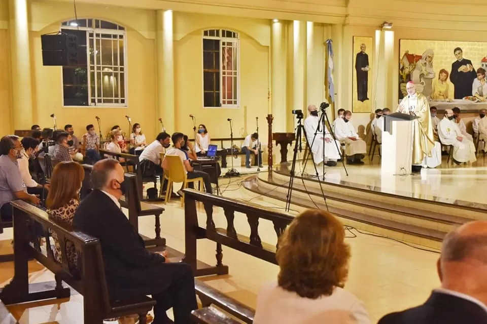 EN LA CEREMONIA. El vicegobernador Jaldo escucha la palabra del obispo Ferrari. Foto: Prensa HLT