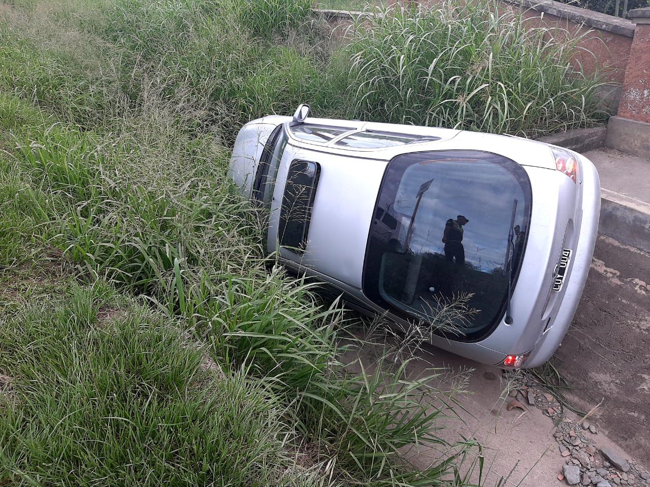 Perdió el control de su auto y terminó en un canal de desagüe