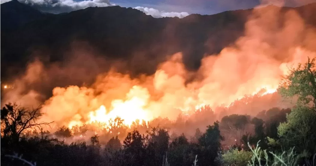 El Bolsón: el fuego amenaza a un poblado mapuche