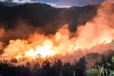 El Bolsón: el fuego amenaza a un poblado mapuche