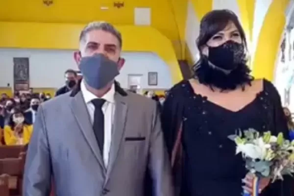 El casamiento de un hombre y una mujer trans recibió la bendición dentro de una iglesia
