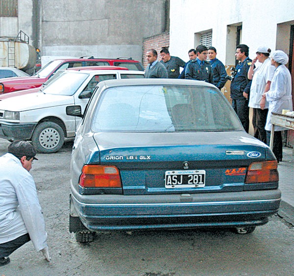 PERICIAS CLAVES. El Ford Orion de las ex novicias fue analizado en el patio de la antigua     Brigada de Investigaciones, en Junín al 800. 