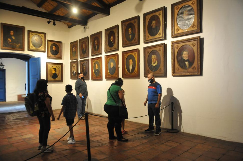 VISITANTES. Las salas vuelven a ser recorridas por grupos pequeños para respetar el distanciamiento social.   