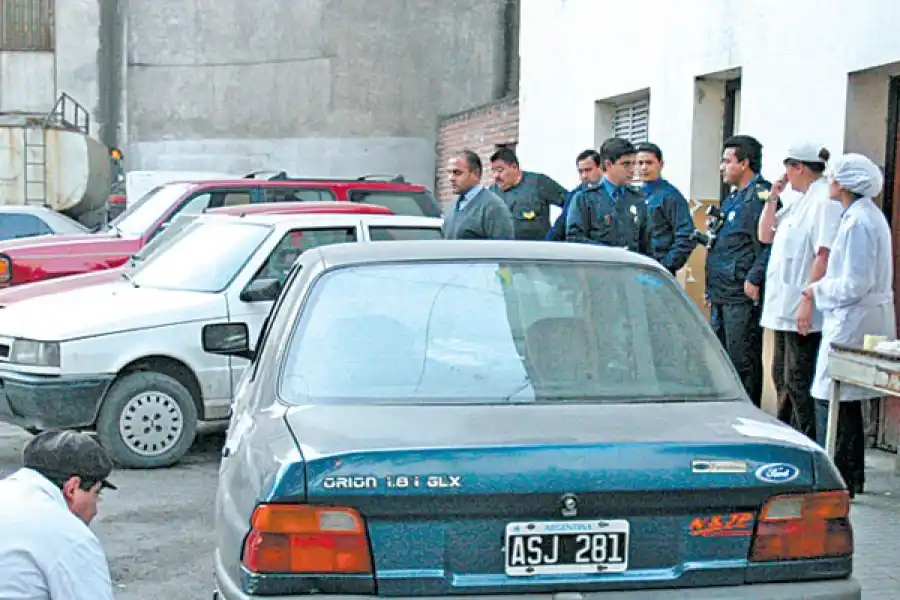 PERICIAS CLAVES. El Ford Orion de las ex novicias fue analizado en el patio de la antigua     Brigada de Investigaciones, en Junín al 800. 