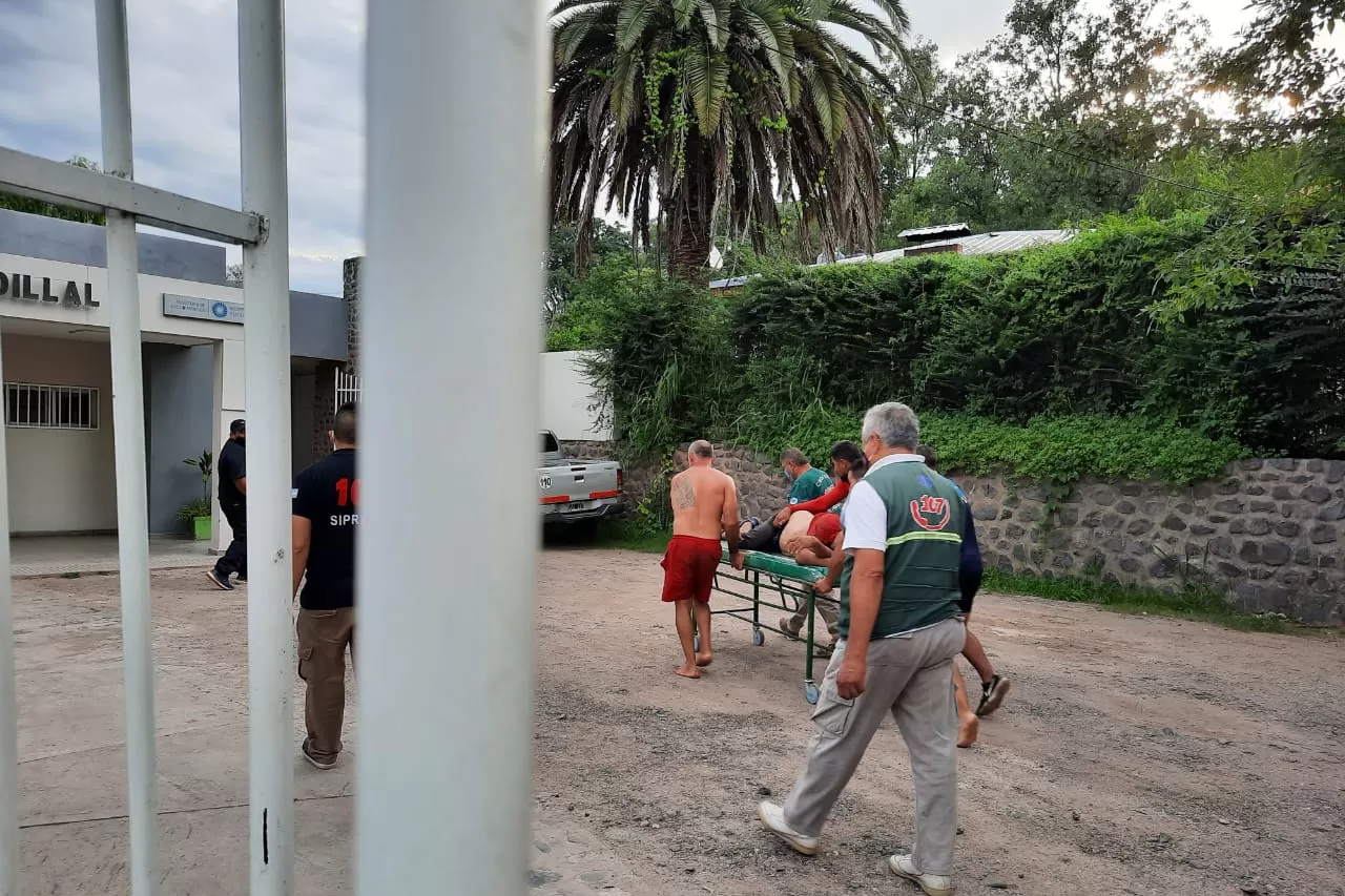 DE URGENCIA. Uno de los jóvenes rescatados es ingresado al CAPS de El Cadillal. Foto Policía de Tucumán
