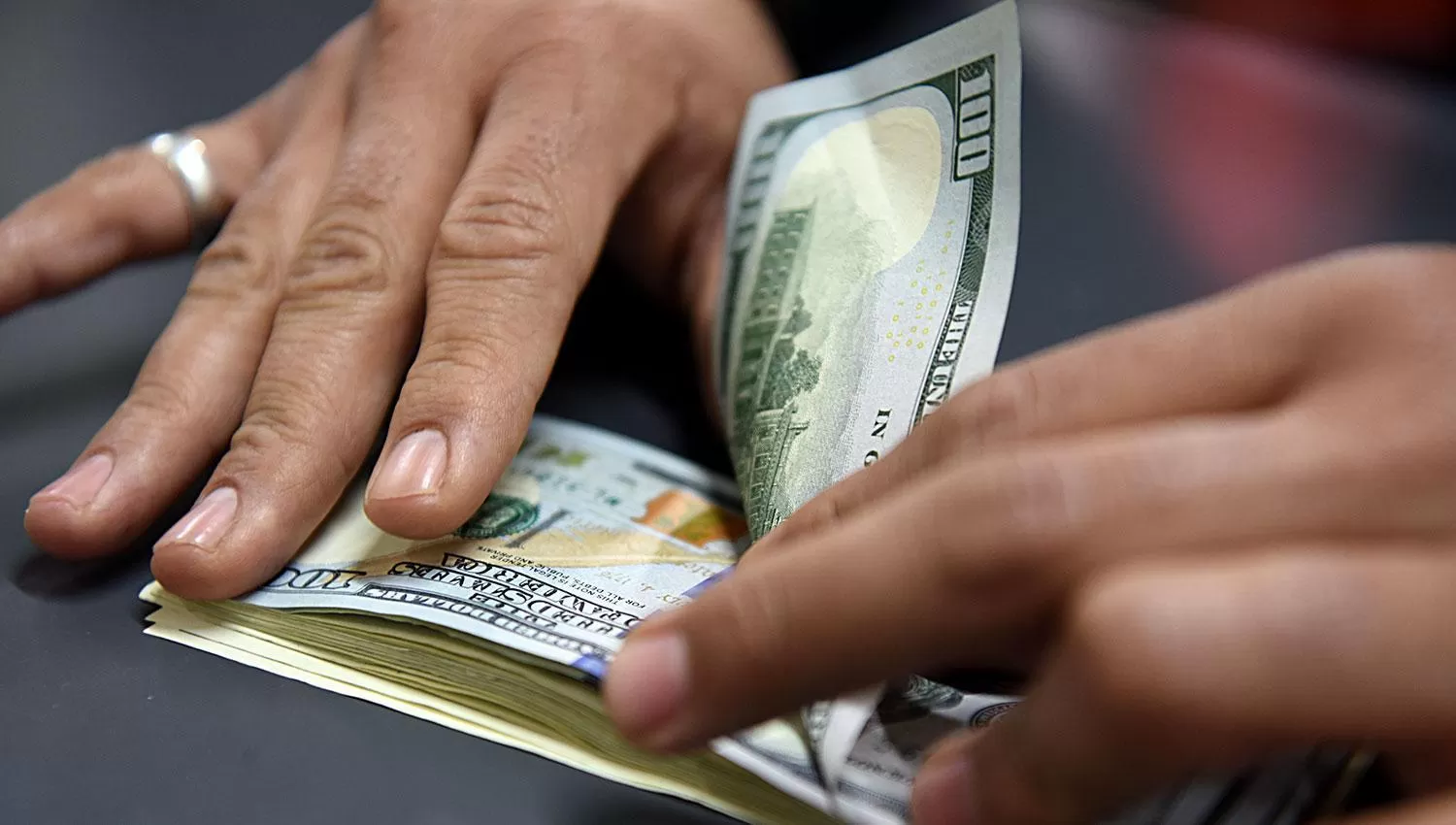 El dólar blue se negocia a $ 151 y sigue por debajo del solidario