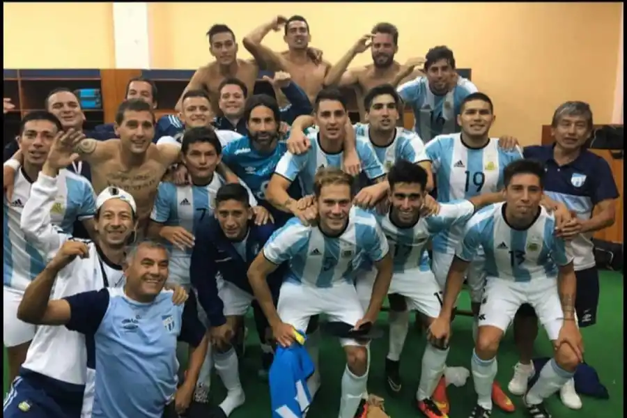 Luis Juez y los jugadores de Atlético Tucumán recordaron la Hazaña de Quito