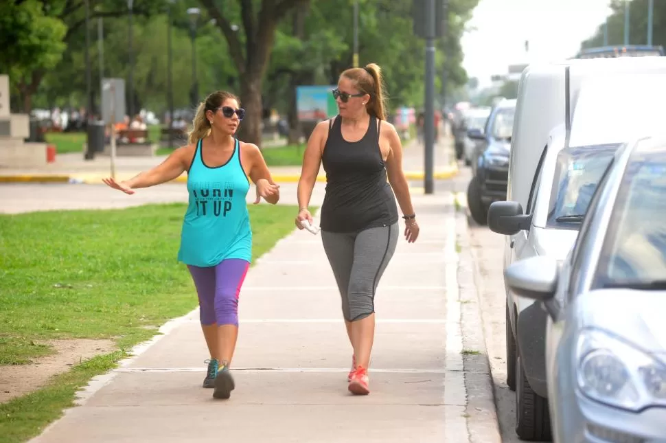 VIDA SALUDABLE. Dos mujeres caminaban por una de las veredas del parque durante este fin de semana.  