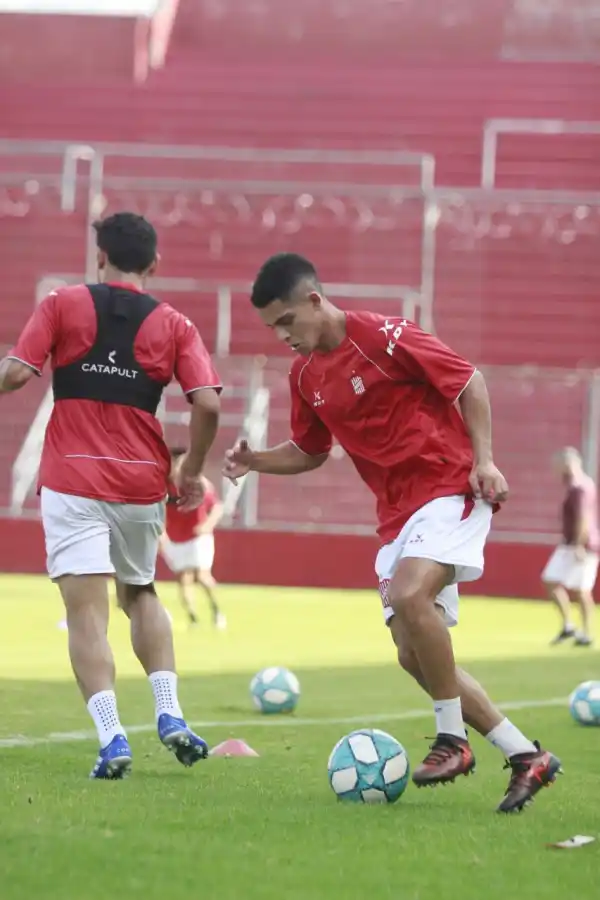 PELOTA AL PIE. Salcedo es otra de las figuras juveniles de la cantera del club.