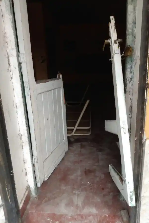 ESCUELA OSVALDO MAGNASCO, Río Seco, Monteros. Los ladrones ingresaron y no sólo se llevaron todo lo que podían sacar, sino que además hicieron grandes destrozos como esta puerta que ya no sirve. 