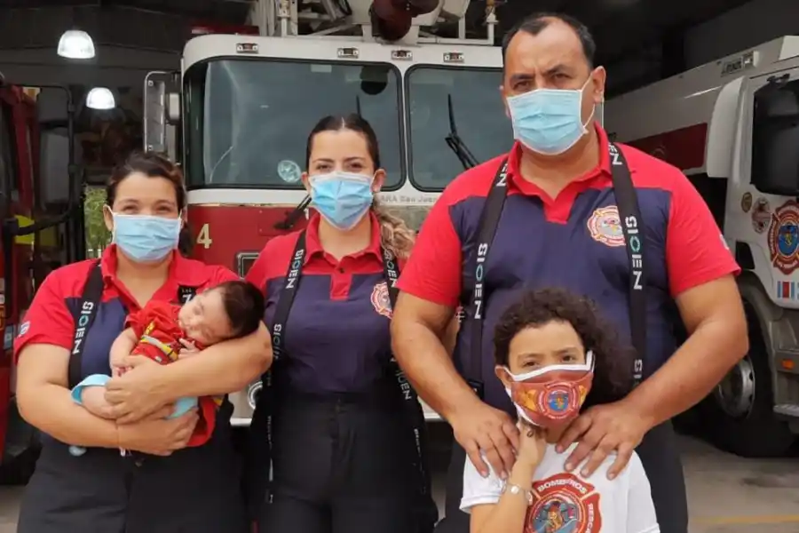 FAMILIA. Camila, Alfredo y Martina (hija de ambos) acompañan a María y Benjamín. 
