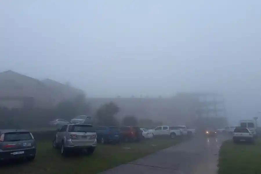 CLIMA LLUVIOSO. La hostería de San Javier con escasa visibilidad.