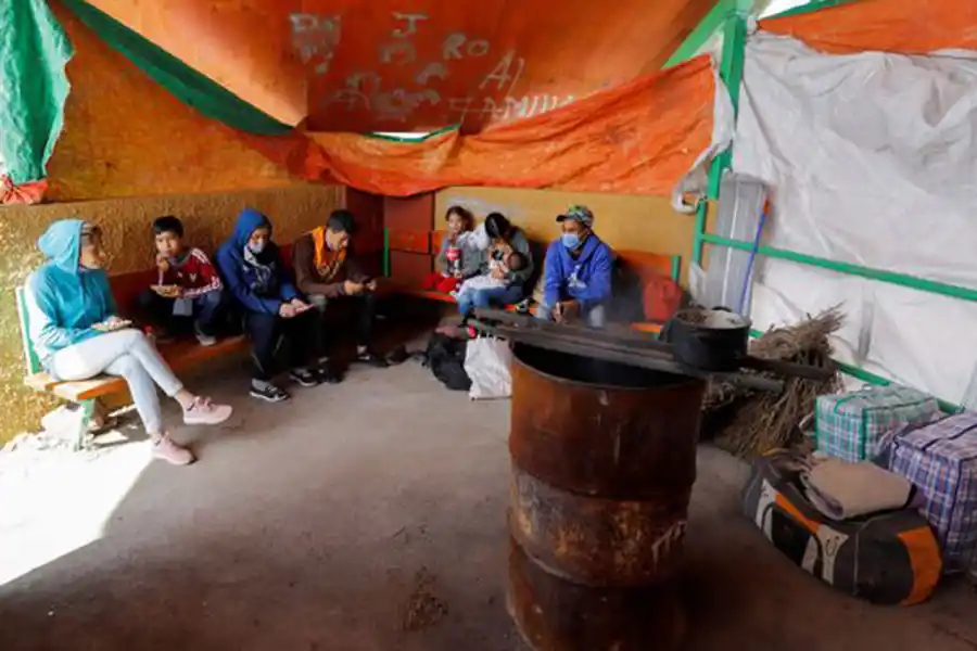 FAMILIAS ENTERAS. Los migrantes venezolanos esperan en la zona de Colchane que se haga efectiva la medida del gobierno chileno.