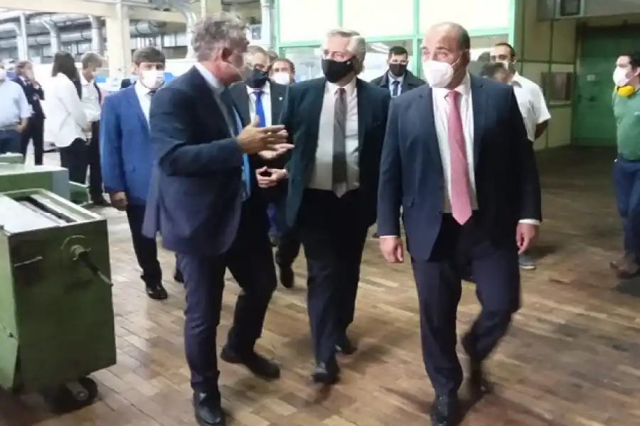 VISITA OFICIAL. Recorrida de las autoridades en la fábrica textil.