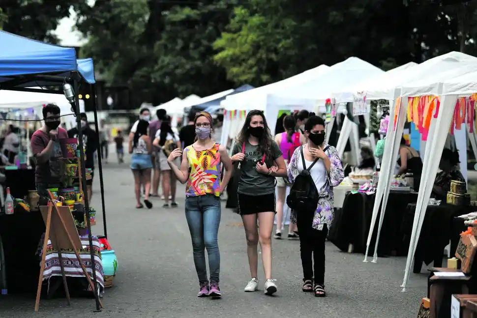 CAMINAR DESPREOCUPADO. Quienes recorren la feria disfrutan del día. 