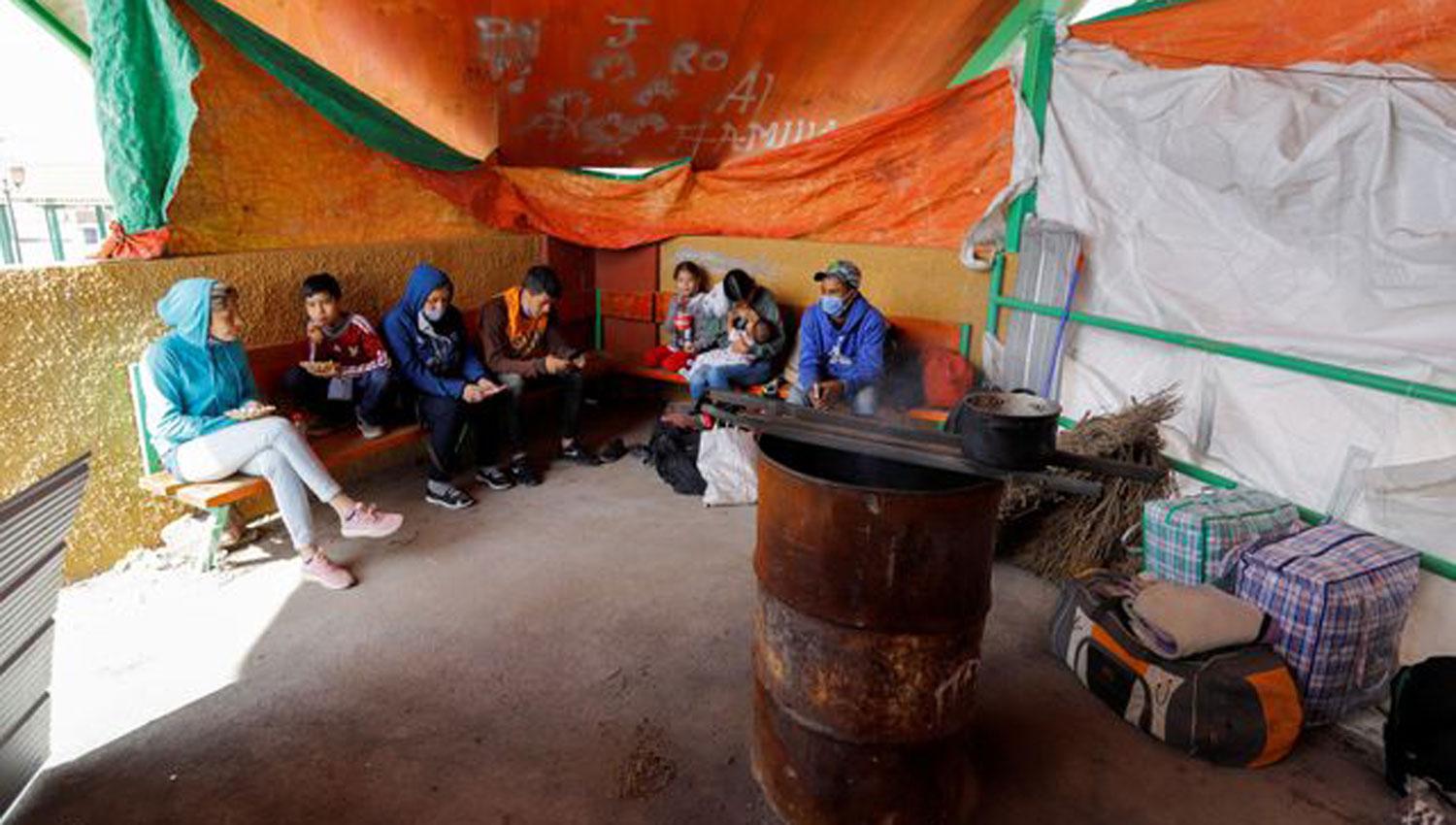 FAMILIAS ENTERAS. Los migrantes venezolanos esperan en la zona de Colchane que se haga efectiva la medida del gobierno chileno.
