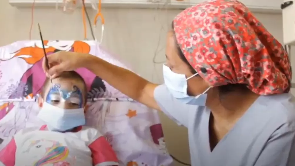 CON “MEJOR CARA”. Con la ayuda de este trabajo de la enfermera, la pequeña paciente  enfrentará con nuevo espíritu la larga y dolorosa  recuperación que la espera. fotos Hospital Garrahan