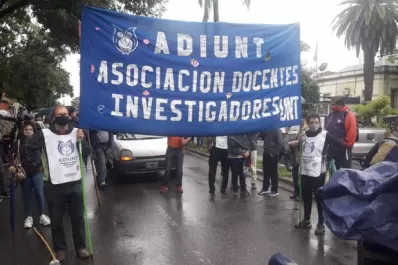 En contra de las clases presenciales, los docentes autoconvocados marchan por el centro